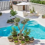 The Local House 5*